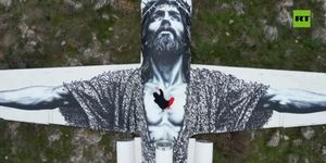 Bức tranh Chúa Jesus khổng lồ trên máy bay Liên Xô bỏ hoang gây chú ý tại Armenia