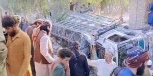 Lật xe tải chở người di cư tại Afghanistan, ít nhất 58 người thương vong