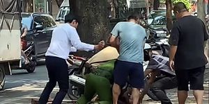 Cảnh sát khống chế đối tượng mang bồ cào đập phá ô tô trên phố