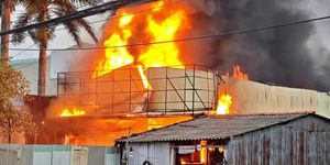 Cháy kho phế liệu hàng trăm mét vuông lan sang tiệm sửa xe