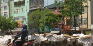 Thi công dang dở, đường Nguyễn Cảnh Dị thành nơi đổ rác