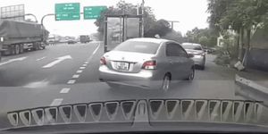 Hà Nội: Hỏi CSGT 'Em không biết anh à', tài xế ô tô và người đi cùng nhận cái 'kết đắng'