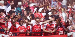 Hỗn loạn trong lễ rước cúp của Arsenal