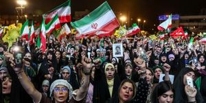 [Video] Tehran phô diễn tàu tấn công mới nhân kỷ niệm 90 ngày xung đột