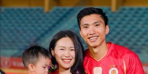 [GALLERY] Đoàn Văn Hậu rạng rỡ bên vợ con