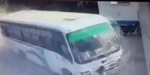 Xe buýt lao vào tường nhà máy sữa, người đi đường tháo chạy trong tích tắc