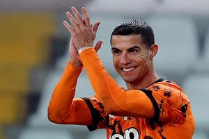 Ronaldo vượt mặt Ibrahimovic, dẫn đầu cuộc đua Vua phá lưới Serie A