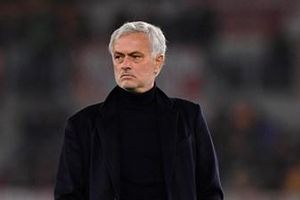 HLV Jose Mourinho rời AS Roma