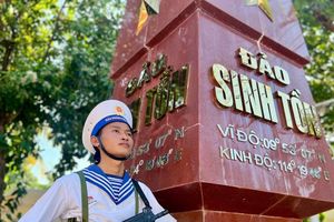 Lễ chào cờ thiêng liêng và lời thề giữ biển ở Trường Sa
