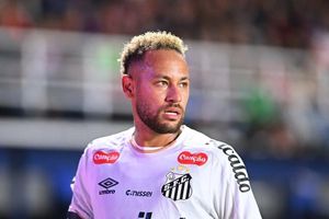 Neymar đang tự hại mình