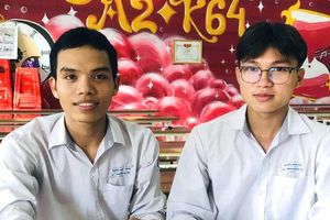 Đôi bạn cùng tiến chung bàn trở thành đảng viên tuổi 18