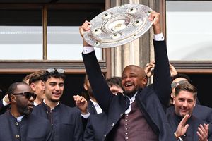 Kompany 'quẩy' cực sung tại buổi tiệc ăn mừng chức vô địch Bundesliga