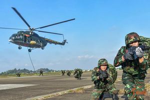 Cận cảnh đặc công đổ bộ từ trực thăng trên thao trường miền Đông