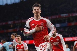 Arsenal hơn Man City 5 điểm