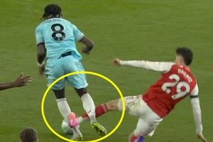 Quyết định gây phẫn nộ trong trận thắng của Arsenal