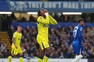 Tottenham gục ngã trước Chelsea, cuộc đua trụ hạng kéo dài tới vòng cuối