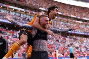 Hull trở lại Premier League