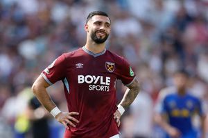 West Ham rất gần với tấm vé xuống hạng