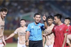 Đua trụ hạng V.League: Cần trọng tài ngoại cho 2 đội cuối bảng?