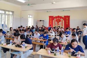 Hàng trăm suất cơm miễn phí tiếp sức sĩ tử giữa ngày thi nắng nóng