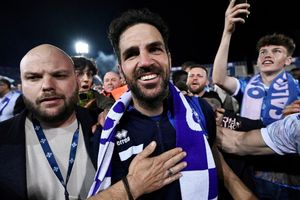 Tương lai của Fabregas sau mùa giải lịch sử