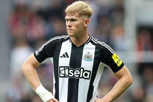 Manchester United lỡ cơ hội chiêu mộ Lewis Hall do tác động từ Barcelona