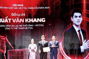 Khuất Văn Khang nhận giải thưởng đặc biệt