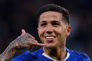 Arsenal tính 'rút ruột' Chelsea