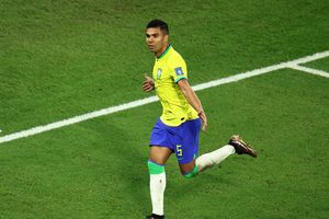 Casemiro nổi cáu vì bị hỏi nhiều về Neymar