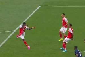 Vì sao Arsenal thoát phạt đền khi Saka để bóng chạm tay?