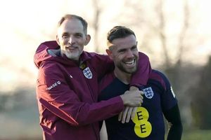 Giữa tâm bão dư luận, Jordan Henderson vẫn âm thầm để lại dấu ấn lịch sử