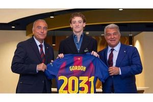Canh bạc táo bạo Anthony Gordon của Barcelona