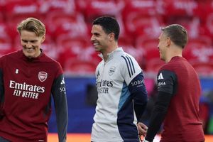 Arsenal khát khao viết lịch sử trước PSG