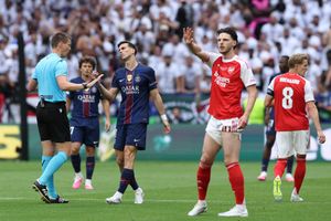 Arsenal gây bất ngờ với pha giao bóng lạ ở chung kết Champions League