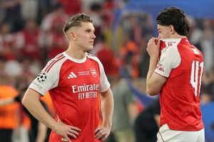 Chelsea mỉa mai Arsenal sau khi thua PSG