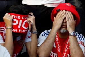 CĐV Arsenal òa khóc sau khi thua PSG