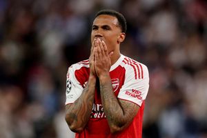 Henry chỉ trích quyết định đá phạt đền của Arsenal