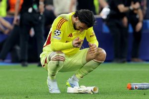 'Găng tay vàng' Premier League gây tiếc nuối