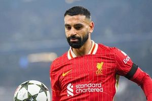 Salah ở lại Anfield nhờ cú sốc Slot?