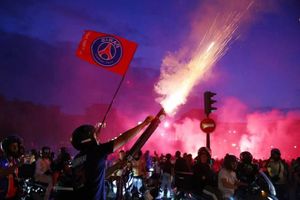 Cảnh Paris hỗn loạn trong đêm PSG đăng quang Champions League