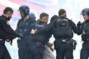Cổ động viên PSG đập phá, dùng súng tấn công cảnh sát trong đêm đội nhà đăng quang