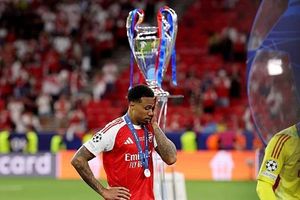 Declan Rice bảo vệ hai cầu thủ Arsenal sút hỏng luân lưu