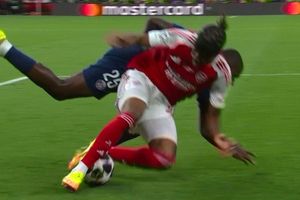 Dậy sóng với tình huống Arsenal bị từ chối phạt đền trước PSG