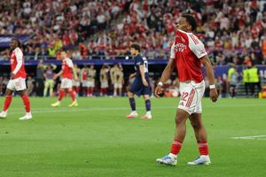 Thierry Henry không hiểu quyết định khiến Arsenal ôm hận trước PSG