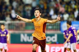 'Báu vật' 18 tuổi của bầu Đức quá hay trước Hà Nội FC