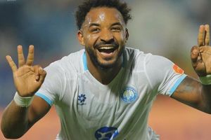 Nguyễn Xuân Son lập hat-trick siêu phẩm giúp Nam Định đè bẹp SLNA 3-0 tại Thiên Trường