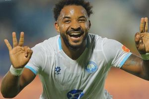 Nguyễn Xuân Son lập hat-trick đẳng cấp giúp Nam Định thắng đậm SLNA 3-0