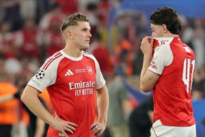 Arsenal thua chung kết C1: Mải mê câu giờ, thiếu chiều sâu đội hình