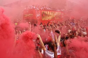 Buổi diễu hành chưa từng có của CĐV Arsenal
