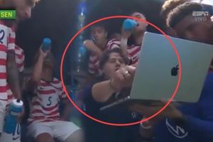 Pochettino gây sốt khi dùng laptop giúp Mỹ hạ Senegal